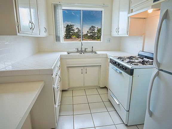 4th image of 13218 Barbara Ann St APT 04
