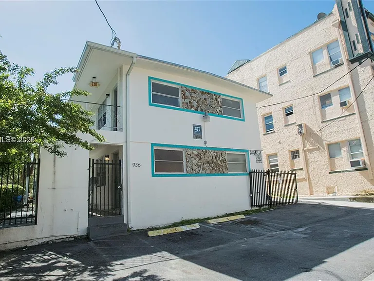 461 SW 6th St #8 — Photo 9
