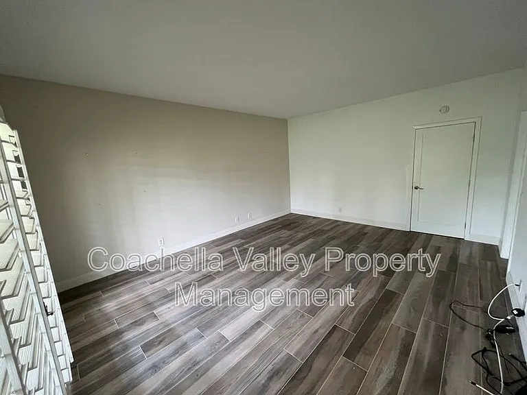 289 Vista Royale Cir W — Photo 12