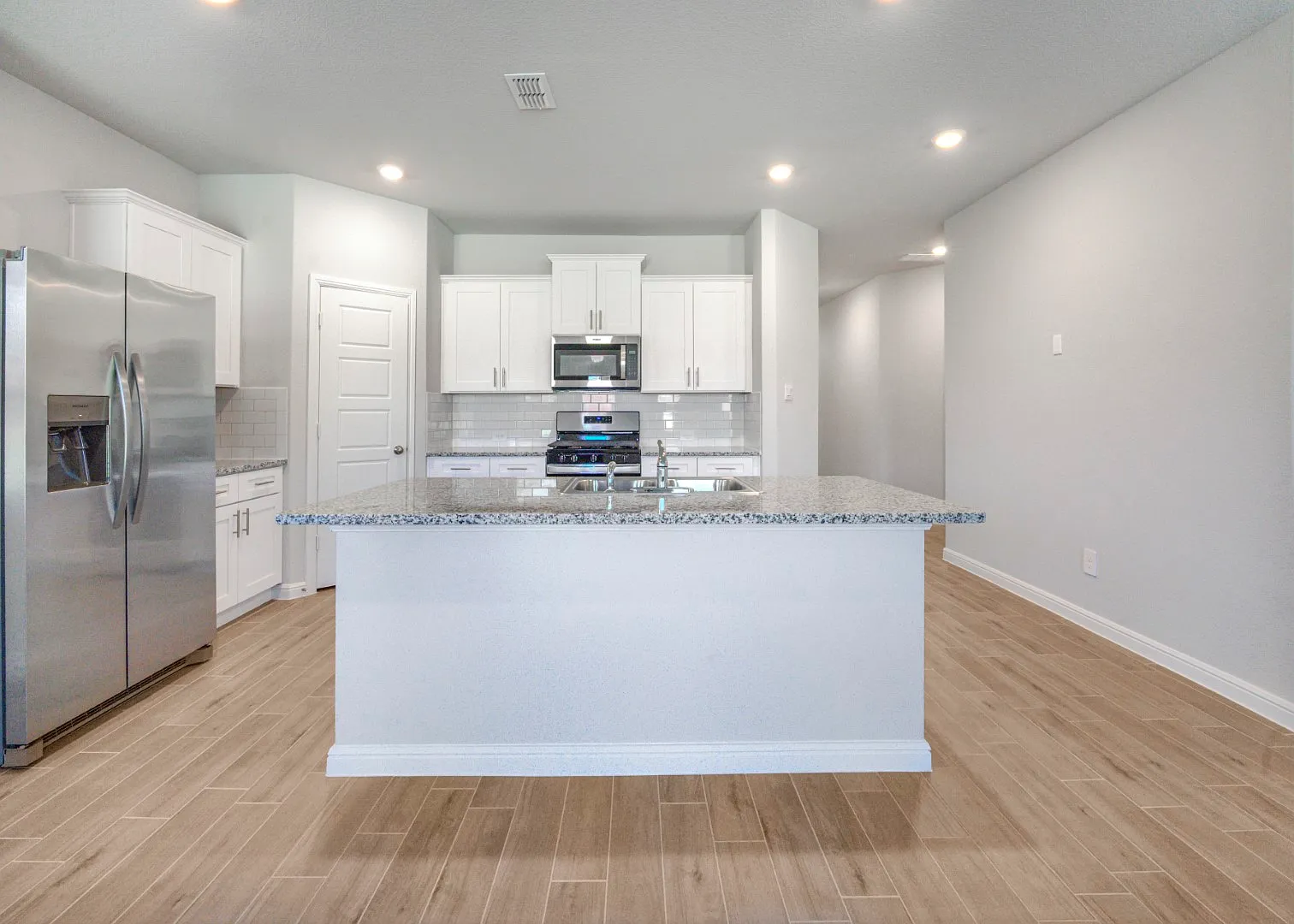 2809 Aiden Ln — Photo 2