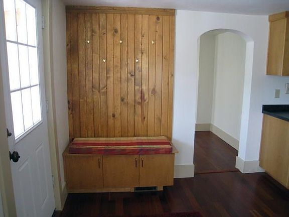 Entry w/built in nook 