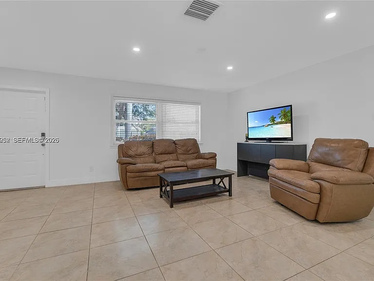 806 NE 4th St — Photo 6