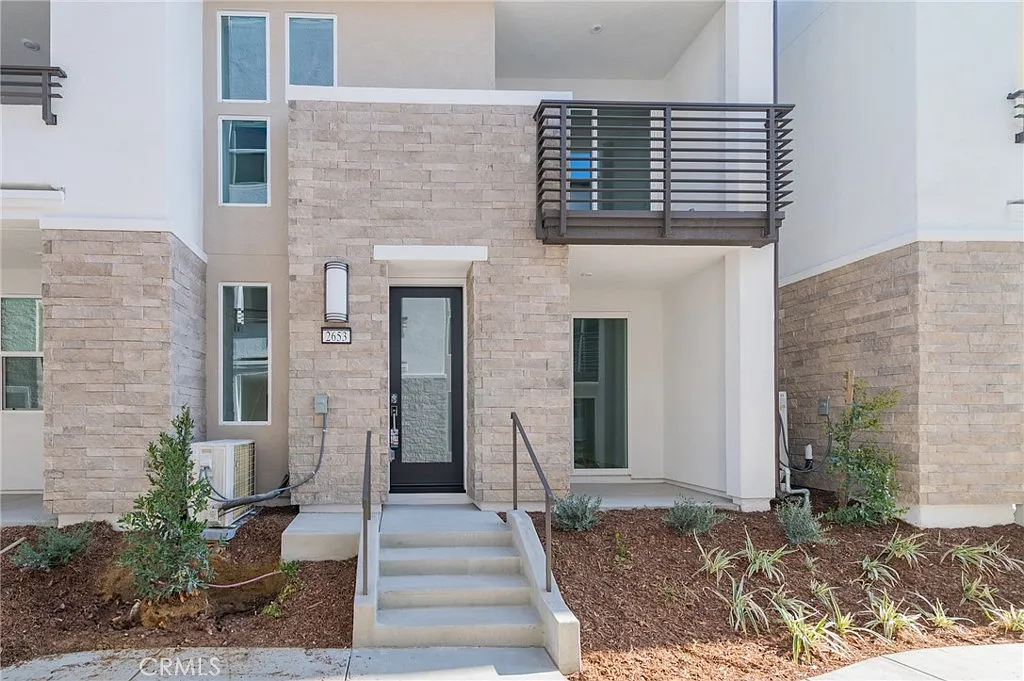 4 bed, 3.5 bath, 2192 sqft, $6,200 — Photo 1