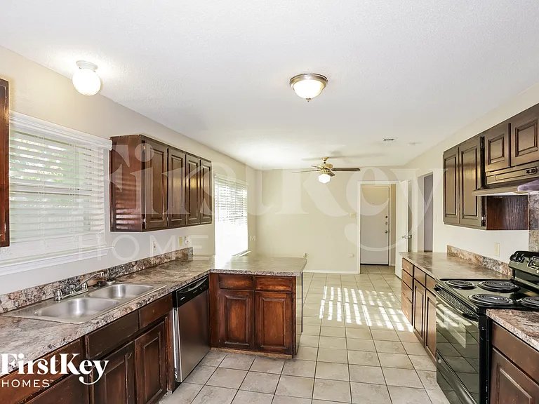 714 Windridge Ln — Photo 7