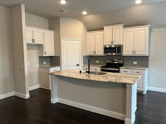 3rd image of 1710 De Berry Ln