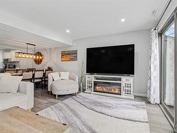 3rd image of 798 Peninsula Ct
