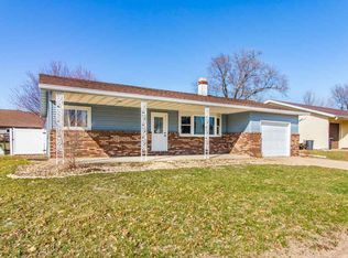 1005 Eisenhower Dr, Pekin, IL 61554