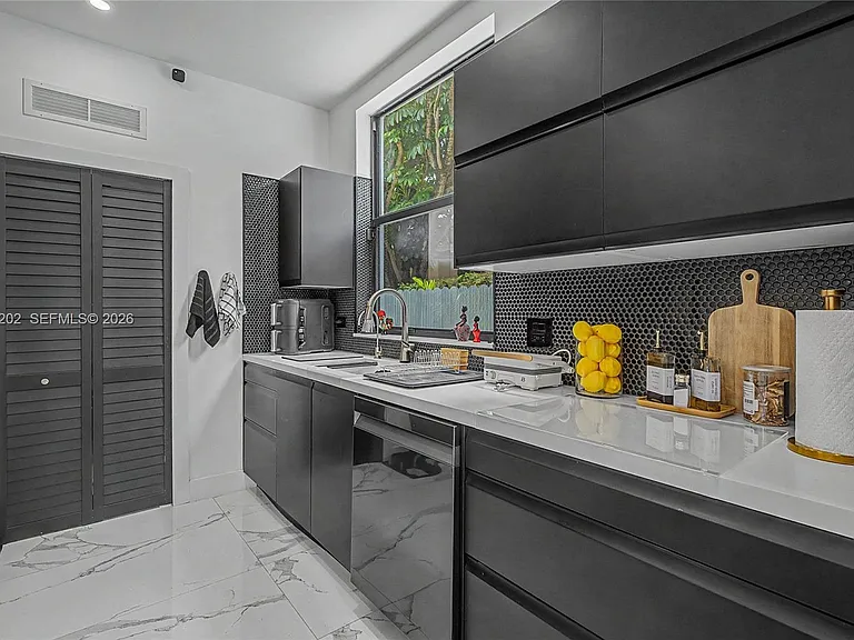 2320 SW 14th St — Photo 14