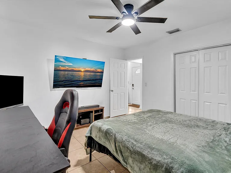 700 SW 5th Ct — Photo 9