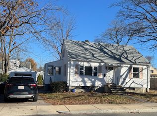 97 Pearl St, Woburn, MA 01801