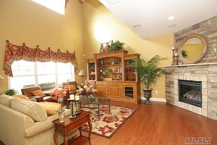 3rd image of 106 Stoneleigh Dr