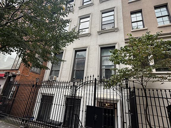 3rd image of 130 E 61st St APT 4B