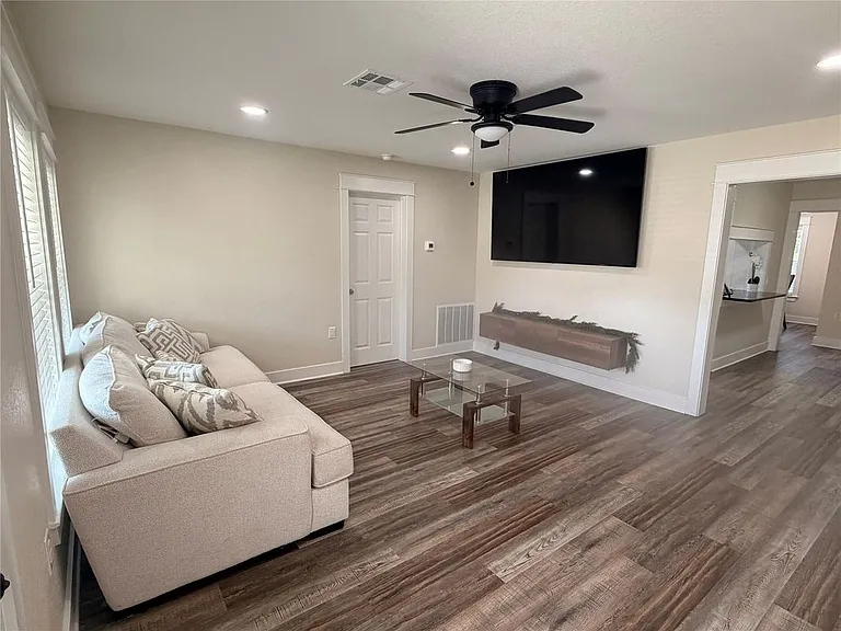 1512 Lexington St — Photo 4