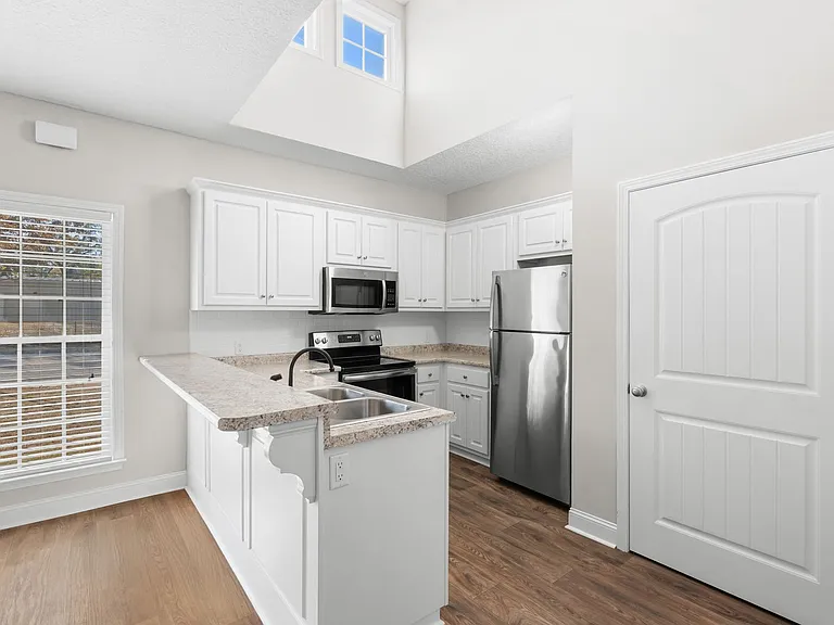 27 W Grady St — Photo 3
