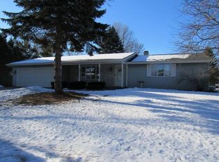 390 E Le Capitaine Cir, Green Bay, WI 54302