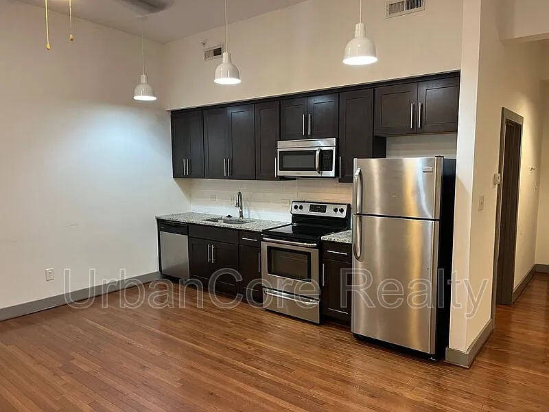 2 bed, 1.0 bath, 754 sqft, $1,649 — Photo 2