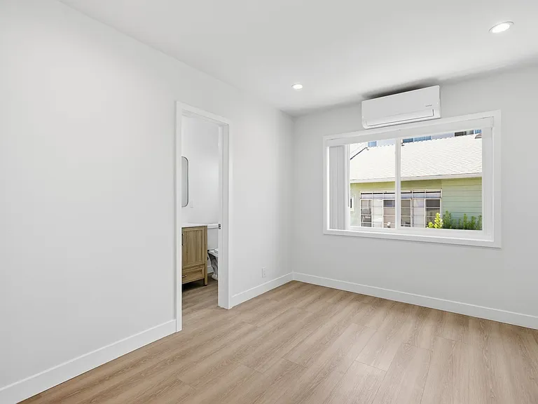 4321 Saugus Ave — Photo 29
