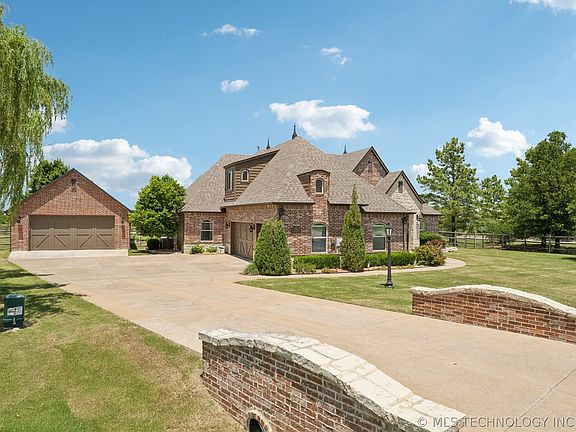 3rd image of 7162 Greenbriar Dr