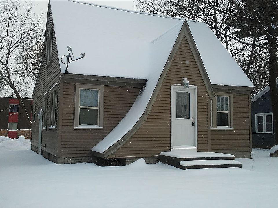 1213 Front outer view
