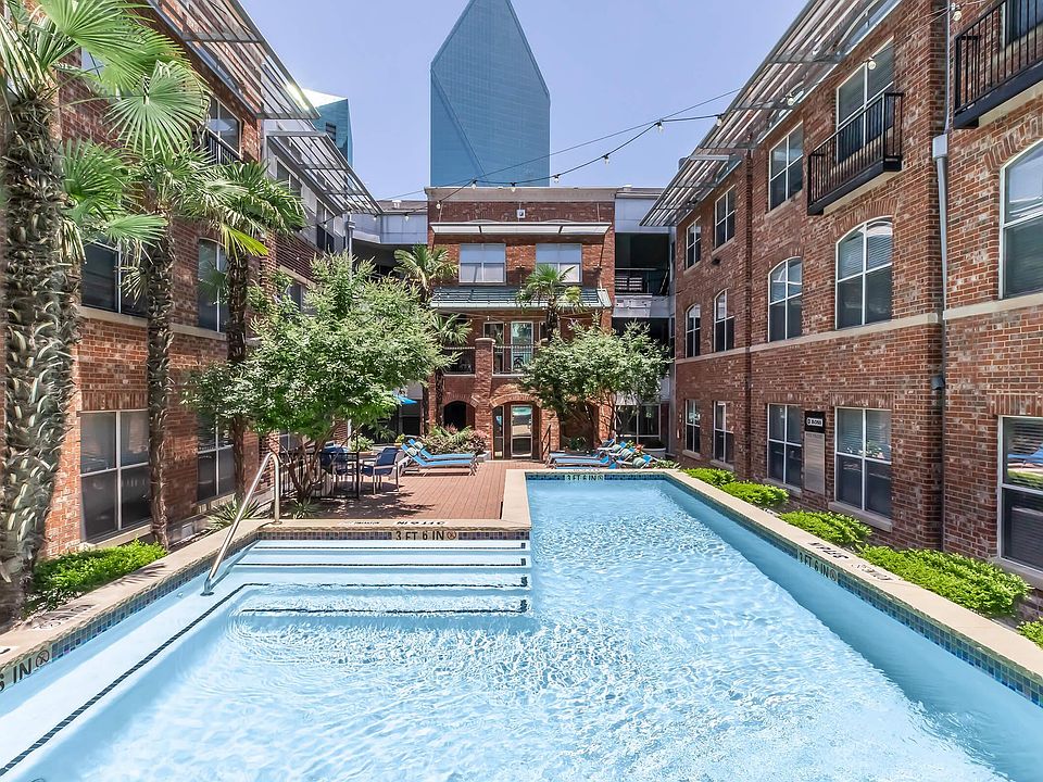 Resort-style Swimming Pool with Sundeck