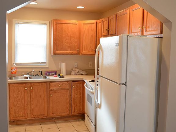 5th image of 733 Harriet St