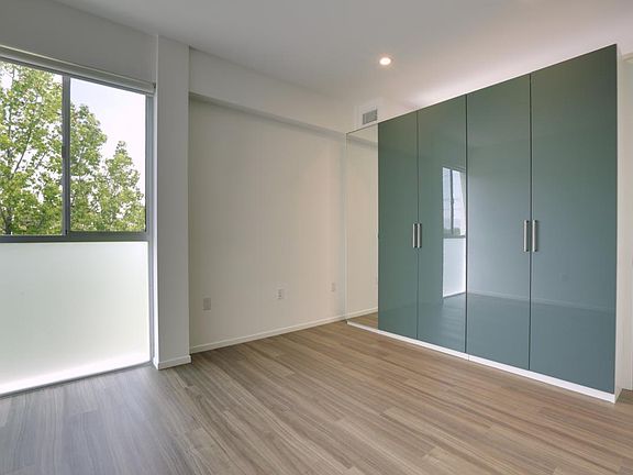 5th image of 12602 Moorpark St APT 301