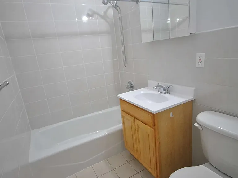 155 E 33rd St #3R — Photo 4