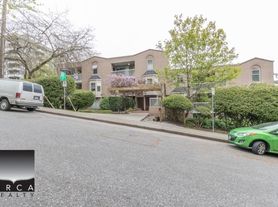65 1st St