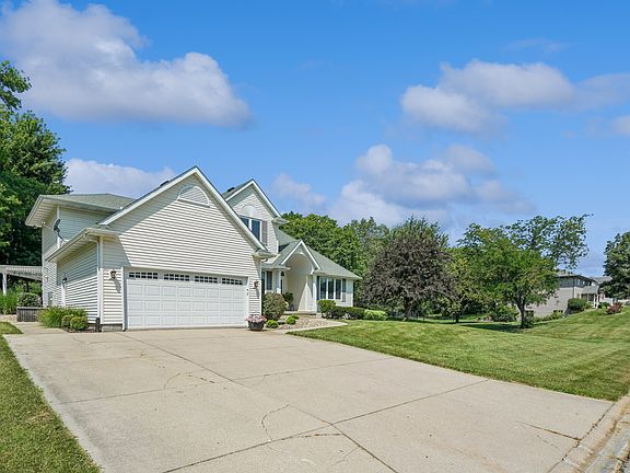 3rd image of 39 White Pine Rd