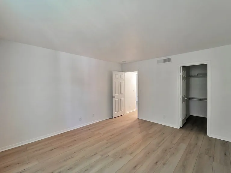 Valencia Apartments — Photo 13