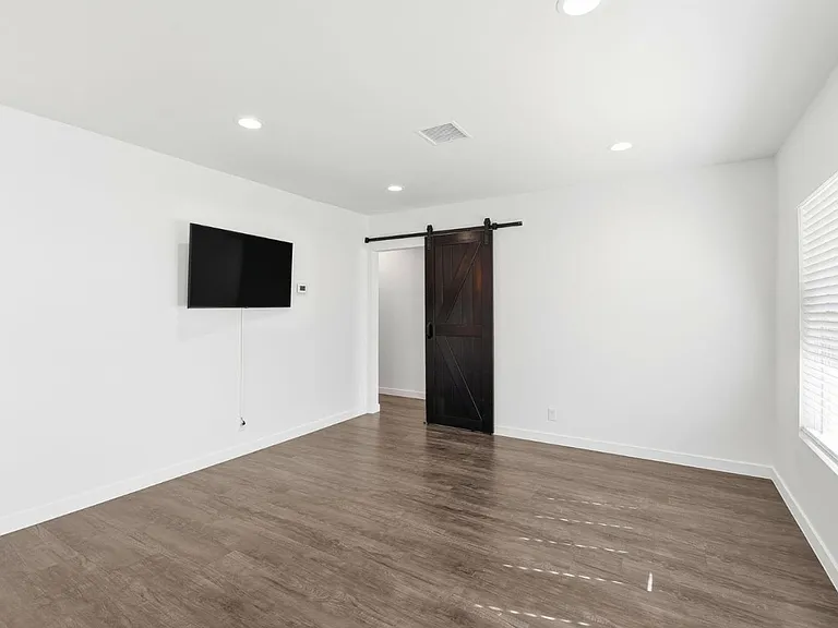 17055 Gault St #17055 — Photo 9