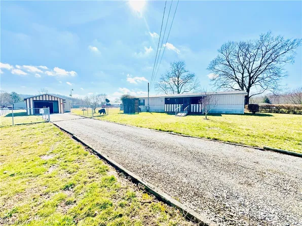 139 W Willow Dr, Elizabeth, WV 26143