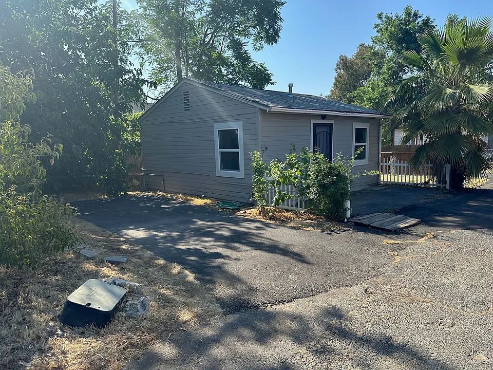 1216 Los Robles Blvd