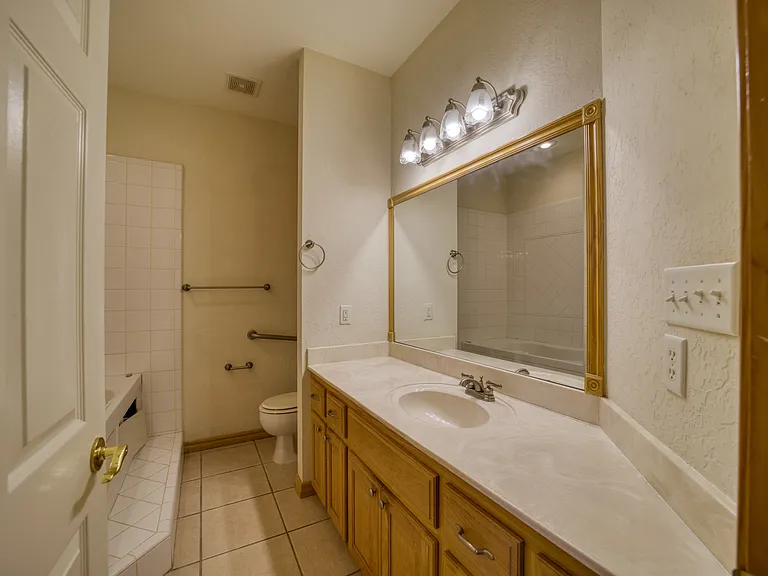 2904 NE 9th St — Photo 9
