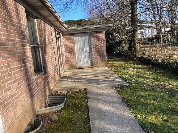 3rd image of 101 E Linden St