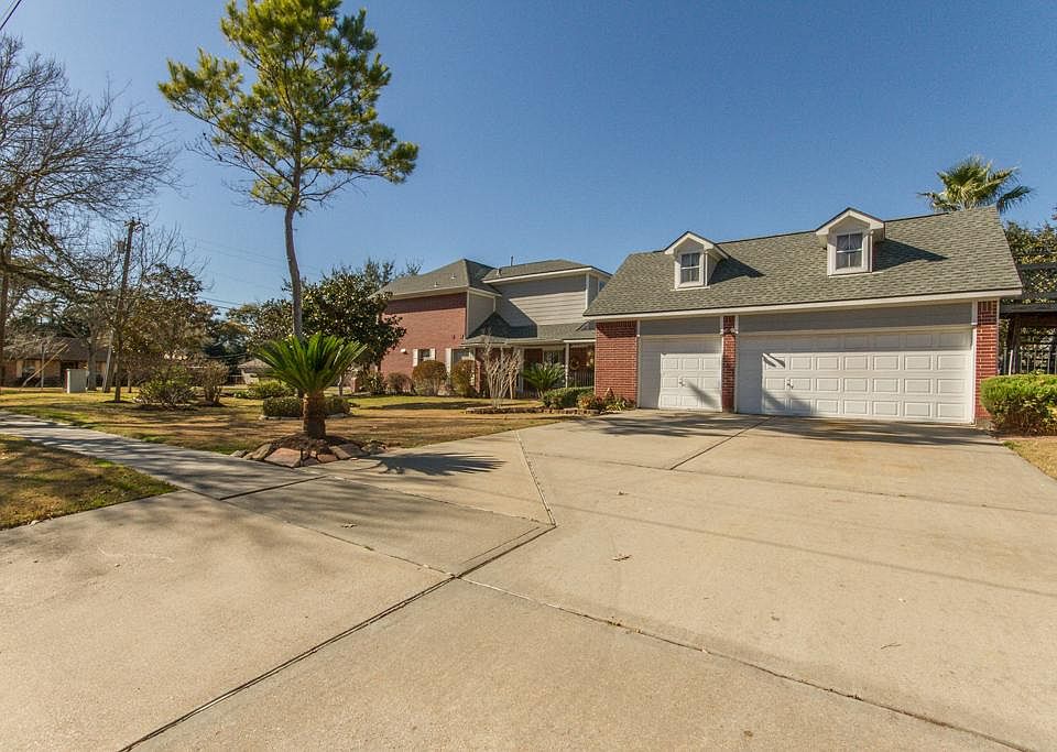 Great home in the heart of Friendswood features a side entry three car garage.
