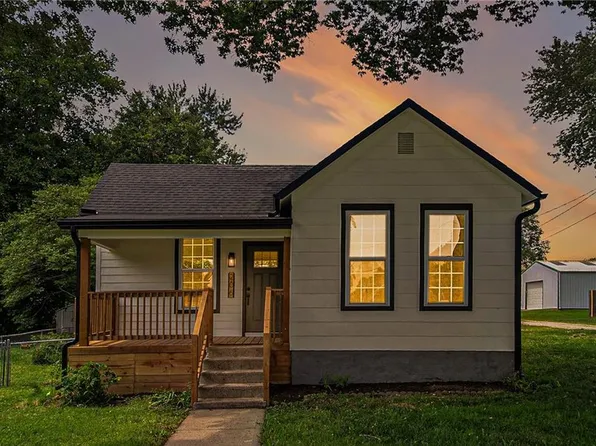 206 S 2nd St, Lansing, KS 66043