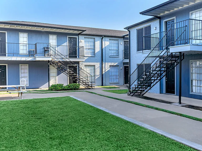 Colonial Woods Apts — Photo 15
