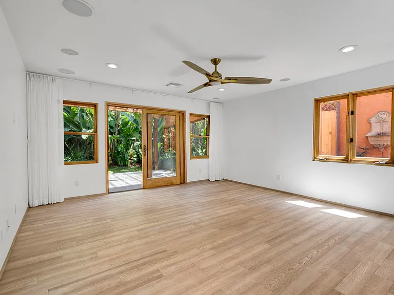 1138 1/2 Poinsettia Pl — Photo 7