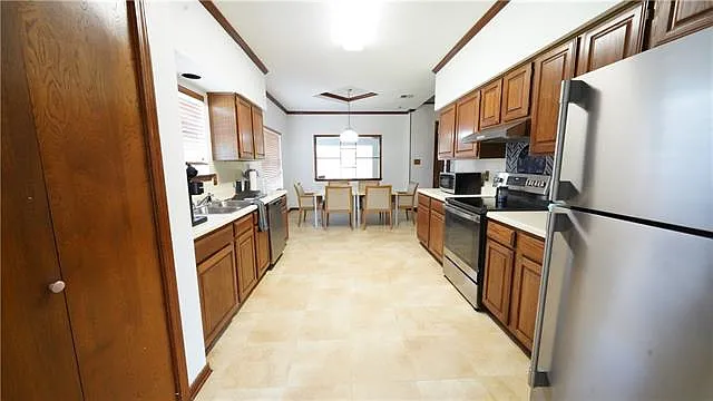 4 bed, 2.0 bath, 2050 sqft, $2,800 — Photo 3