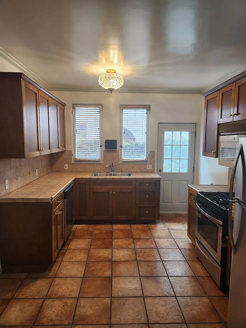 2 bed, 1.0 bath, 1280 sqft, $2,950 — Photo 1