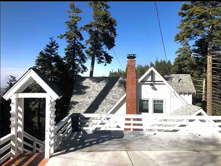 739 Kings Ct — Photo 1