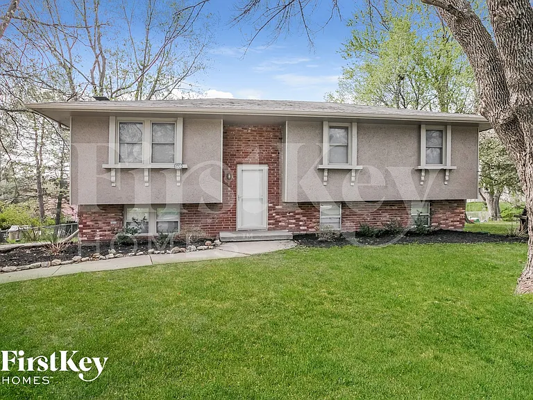 606 NE Park Cir — Photo 1
