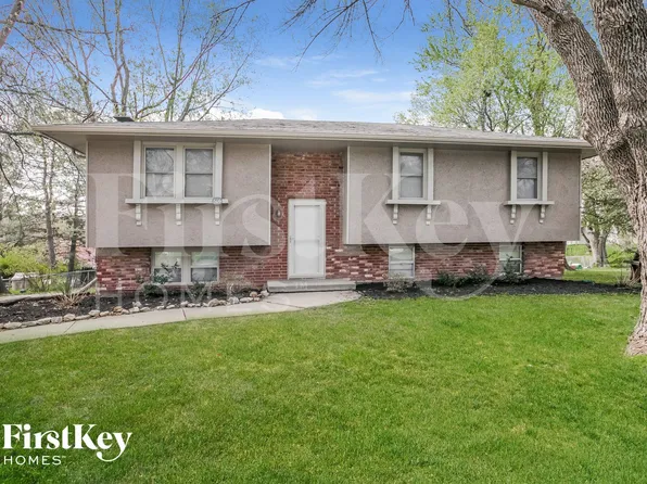 606 NE Park Cir, Lees Summit, MO 64086