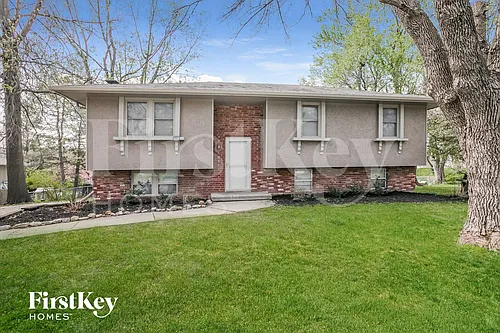 606 NE Park Cir Photo 1