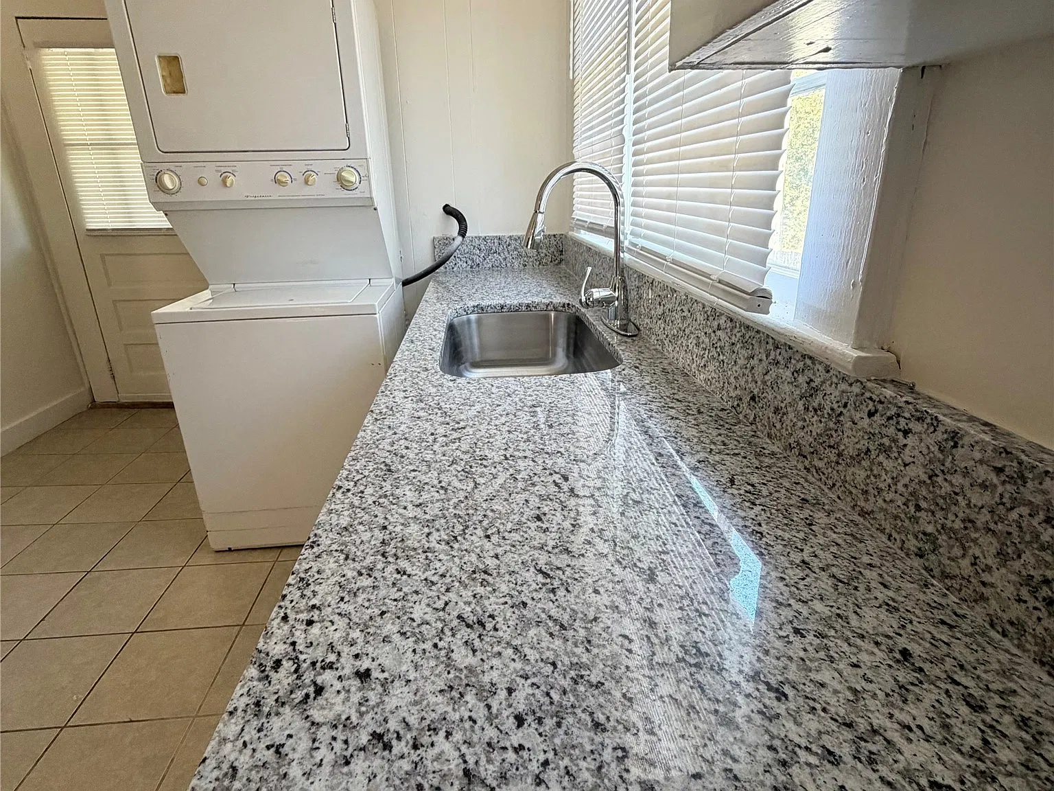 1 bed, 1.0 bath, 900 sqft, $895 — Photo 3
