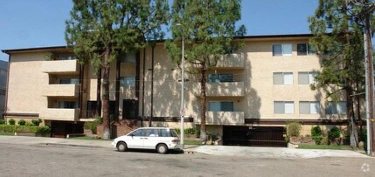 2nd image of 4625 Sylmar Ave APT 307