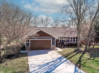 128 Holland Dr, Pella, IA 50219