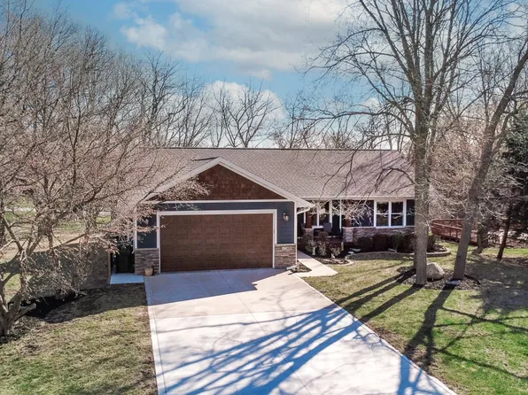 128 Holland Dr, Pella, IA 50219
