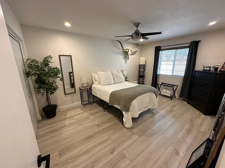 402 E Sack Dr — Photo 31